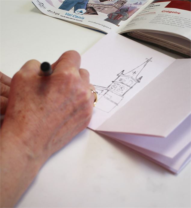 Une personne dessine le clocher de Termignon - destrucsbien