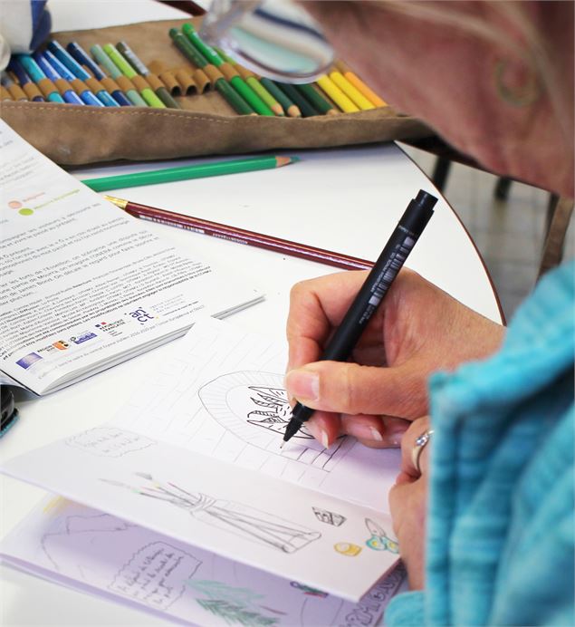 une main dessine au feutre noir - destrucsbien