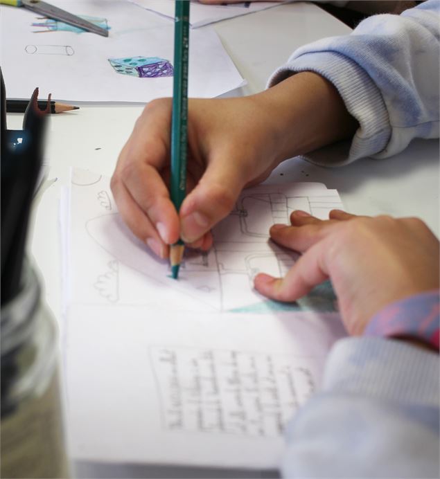 Un enfant colorie son dessin - destrucsbien