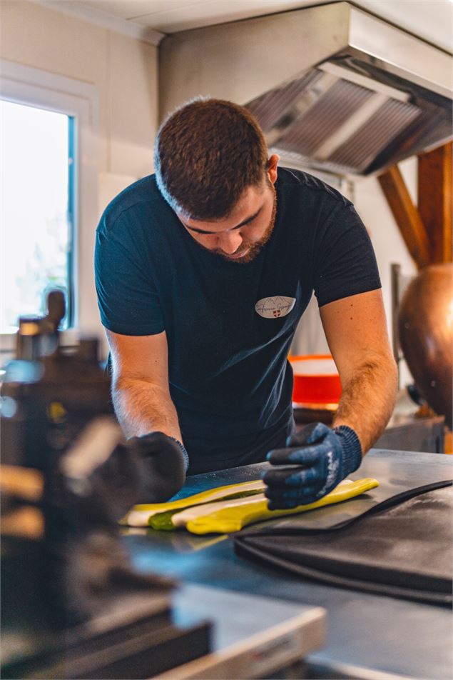 Fabrication de bonbons en sucre cuit à la Confiserie Spagnolo - Office de Tourisme Le Corbier