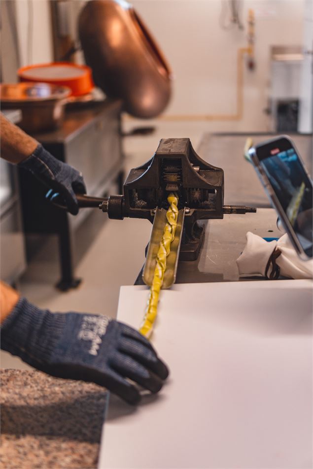 Fabrication de bonbons en sucre cuit à la Confiserie Spagnolo - Office de Tourisme Le Corbier