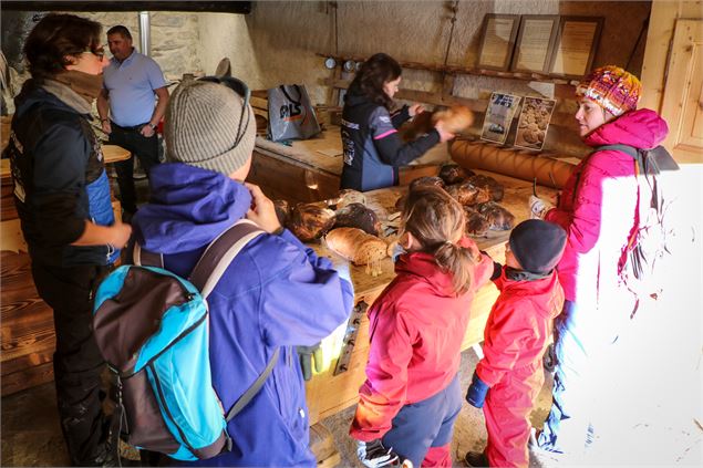 Vente de pain au Vieux four de Saint Sorlin d'Arves - © OT Saint Sorlin dArves - V Bellot-Mauroz