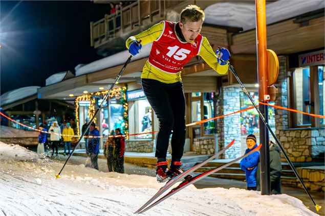 Skieur lors de la cours de ski de fond nocturne à Val d'Isère - Val d'Isère Tourisme