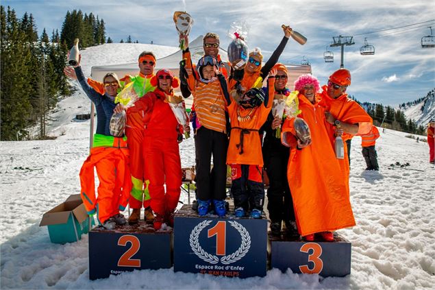 Souvenir de la Tartifête 2022 avec le thème orange. - Ski-club Saint-Jean-d'Aulps