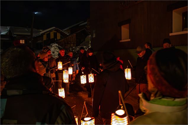 Balade aux lampions au Chef-lieu du village - OTICoeurdemaurienne