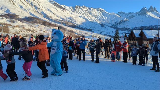 Emy la mascotte déambule - OTICoeurdemaurienne