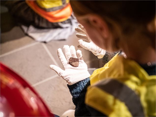 Un enfant observe une trouvaille archéologique - D. Cuvelier - OTHMV