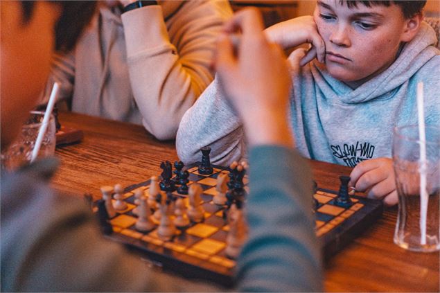 Deux joueurs d'échecs lors du tournoi à l'Igloo-glou du Corbier - 