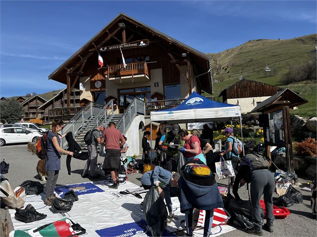 Ramassage de déchets - Office de Tourisme de Saint Jean d'Arves
