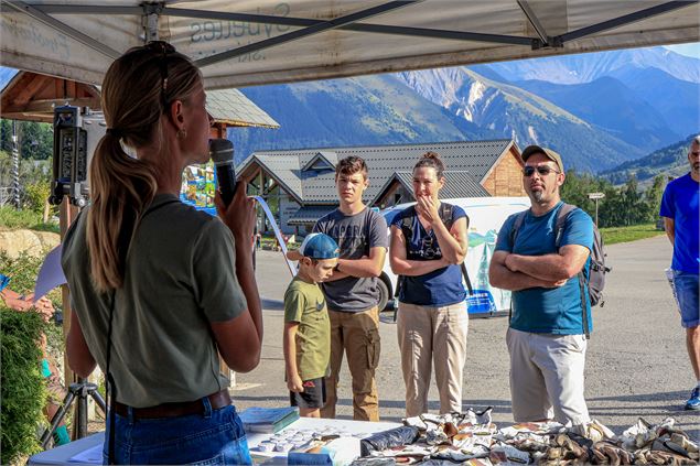 Brief début de ramassage de déchets - Office de Tourisme de Saint Jean d'Arves