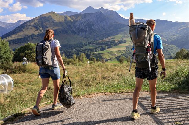 Famille ramassant les déchets - Office de Tourisme de Saint Jean d'Arves