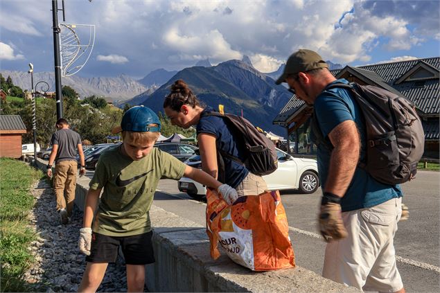 Ramasser les déchets en famille - Office de Tourisme de Saint Jean d'Arves