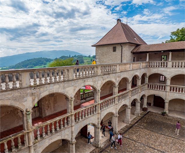 Cour et galeries du château