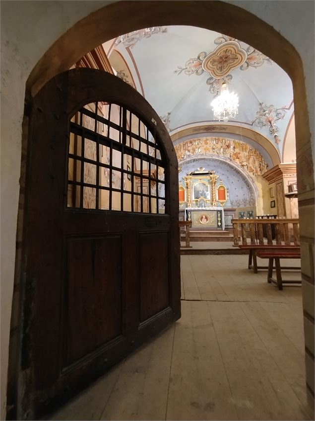 L'entrée et le retable de la chapelle Saint benoit - Mairie d'Avrieux
