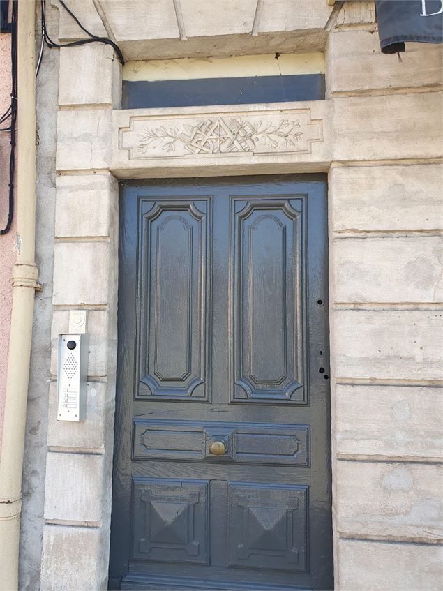 Porte de la loge de Ponr-de-Vaux - Office de Tourisme Bâgé Pont-de-Vaux