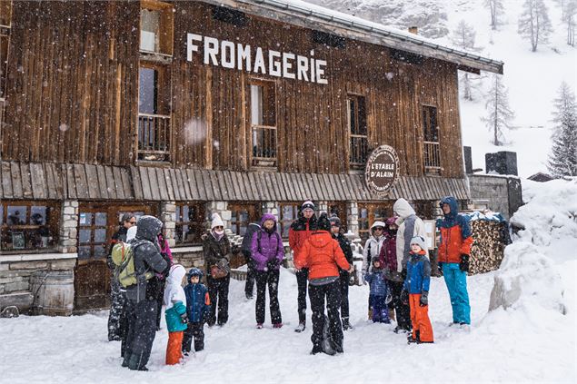 Visite guidée à la Ferme de l'Adroit en hiver à Val d'Isère - Yann Allègre