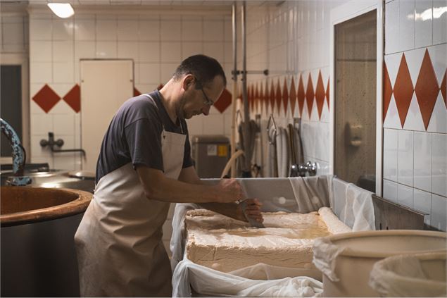 Création de fromage à la Ferme de l'Adroit à Val d'Isère - Yann Allègre