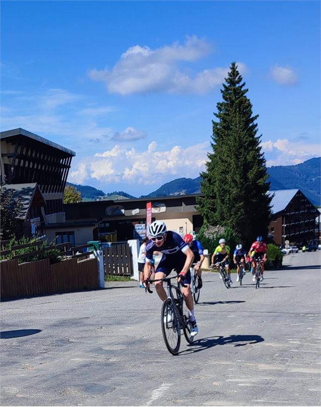Arrivée Hirmentaz Bellevaux 2022 - MARCEL COMBREMONT- Tour du Léman Juniors