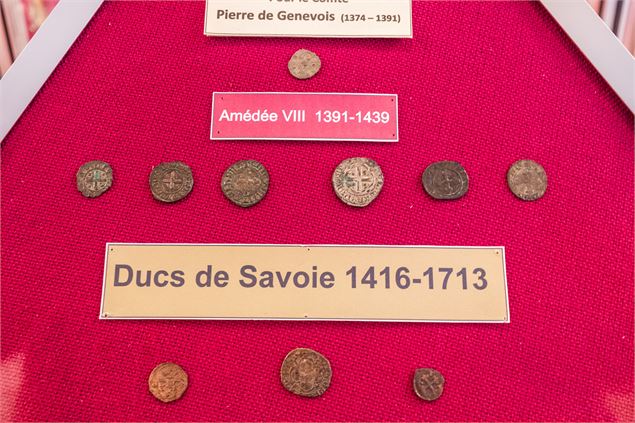 Pièces de monnaie anciennes datant du 14e et 15e siècles, à l'époque des Ducs de Savoie au musée pat