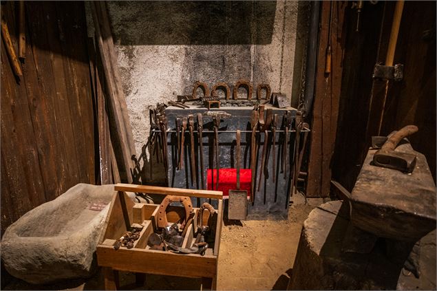 Reconstitution de l'atelier du maréchal-ferrant au musée patrimonial de Thônes - Office de Tourisme 