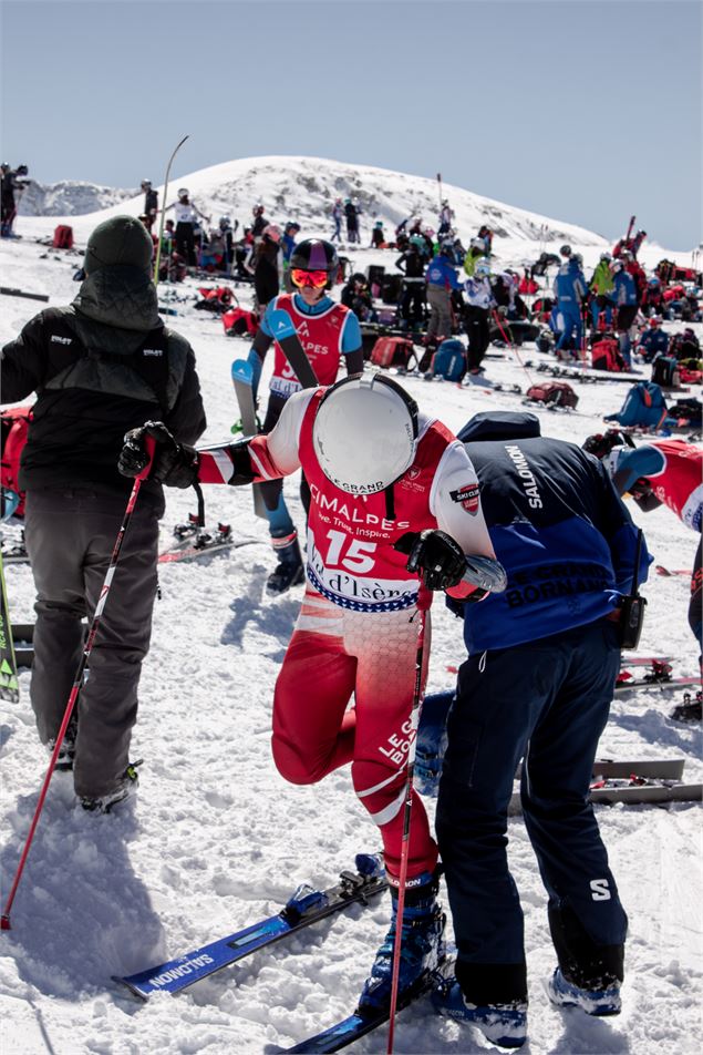 Echauffement de jeunes skieurs à La Scara, course internationale de ski alpin à Val d'Isère - Aurore