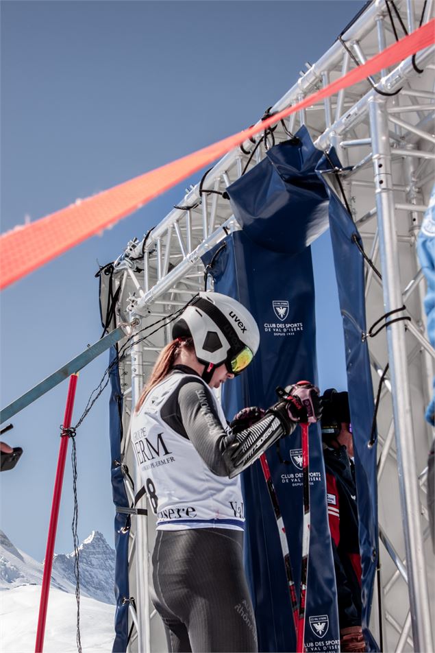 Départ de jeunes skieurs à La Scara, course internationale de ski alpin à Val d'Isère - Aurore Lepri