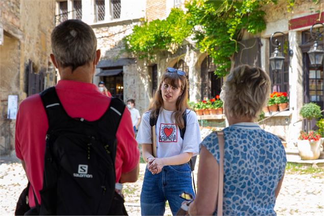 Visite guidée de la cité médiévale de Pérouges - Marilou Perino