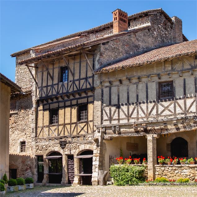 Visite guidée de la cité médiévale de Pérouges - Marilou Perino