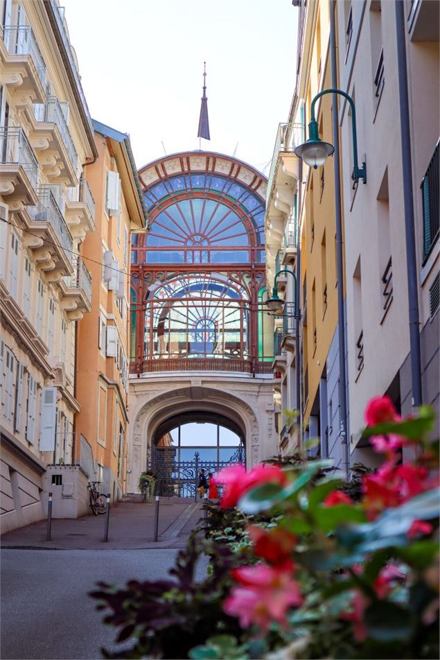 Buvette vue rue piétonne - Evian Tourisme