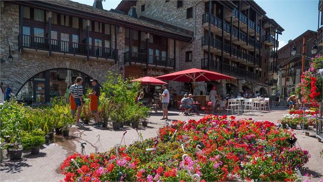 Marché aux fleurs de Val d'Isère - Mairie de Val d’Isère - Claire Lozach