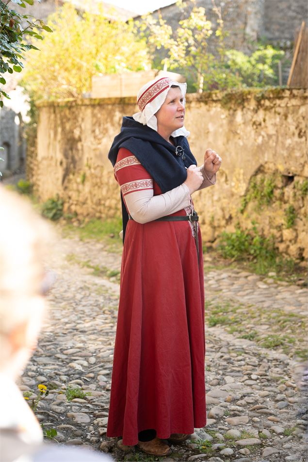 La dame de Pérouges dans les ruelles - Marilou Perino