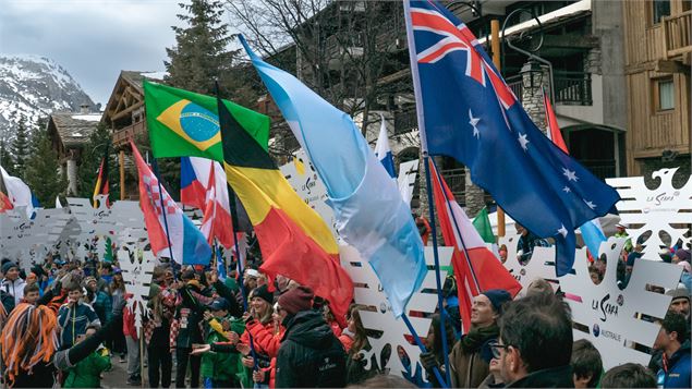 Défilé des nations de La Scara à Val d'Isère - Agence Zoom