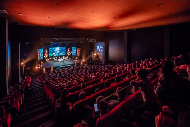 Scène de l'Auditorium du Centre de Congrès avec Sylvain Tesson - Val d'Isère Tourisme
