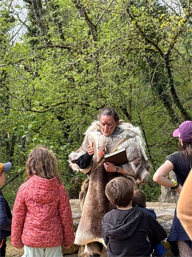 Chasse aux Œufs préhistorique pour le week-end de Pâques aux Grottes du Cerdon !