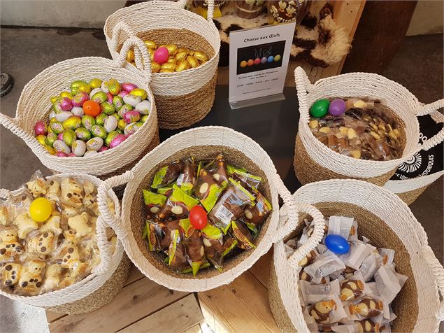 Chasse aux Œufs préhistorique pour le week-end de Pâques aux Grottes du Cerdon !