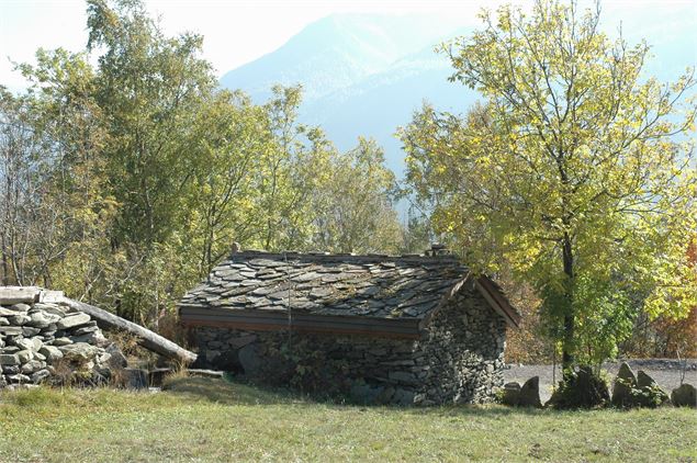 le moulin du haut et son chenal d'amenée d'eau creusé dans le bois - Association les Moulins de Pral