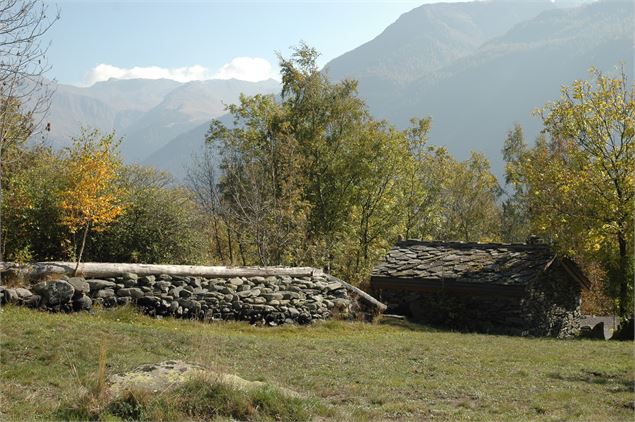 L'arrière du moulin et le guide d'arrivée d'eau - D.Benard
