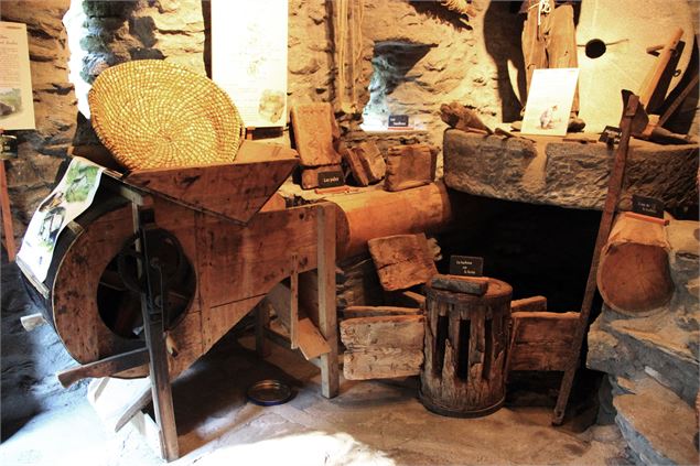 Divers ustensiles et objets anciens dans l'écomusée - D.Benard