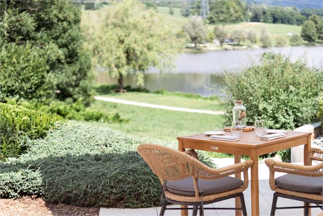 Terrasse et lac - Elsa Tomasson