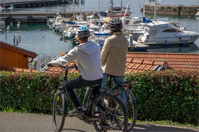 Pause au bord du lac - Marion TODESCHINI