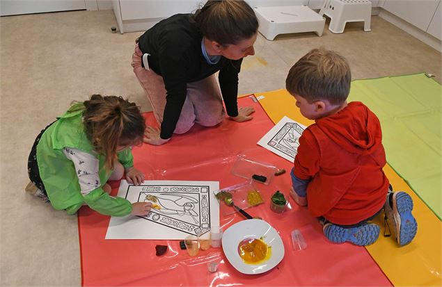 Visite-atelier 2-4 ans I Les couleurs du Moyen Âge_Chambéry - Solenne Paul - Département de la Savoi