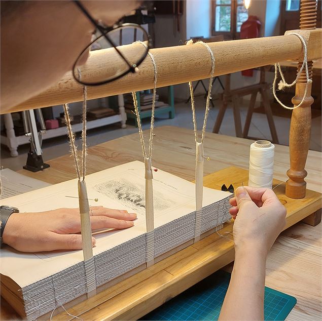 ateliers reliure à Pérouges - P.Saïsset