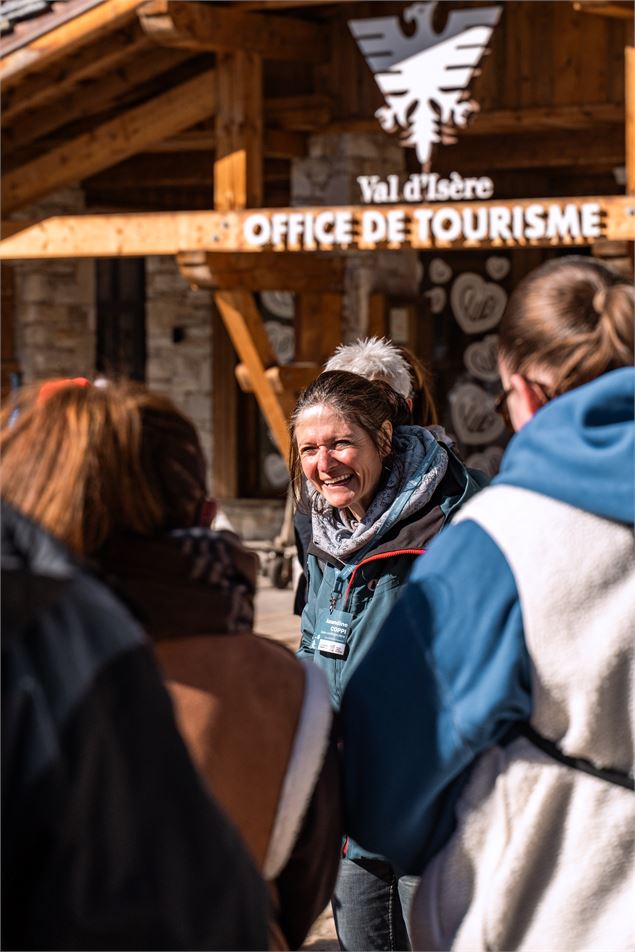 Début de la visite guidée devant l'Office de Tourisme - Elisa Vercueil - Val d'Isère Tourisme