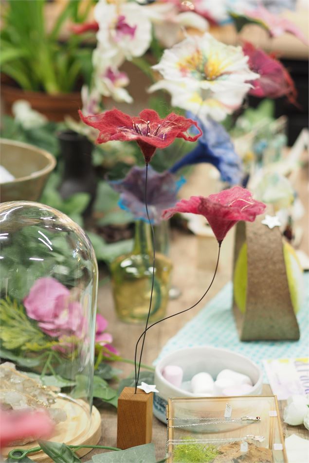 Fleurs en feutre de laine et fil de fer par Feutrée - Edwige Dislaire