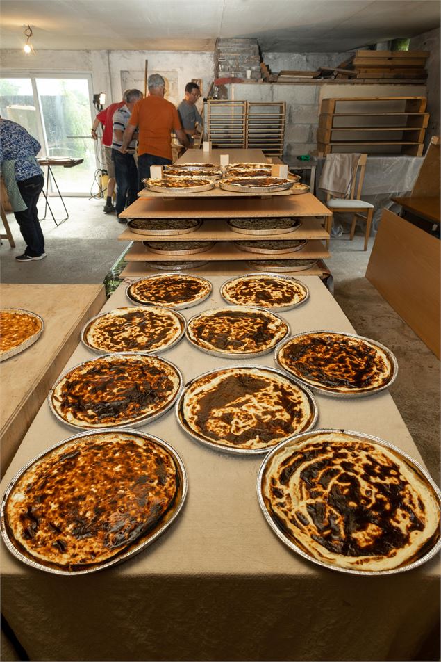 Préparation des tartes cuites au feu de bois - ©Club Amitié Recontre