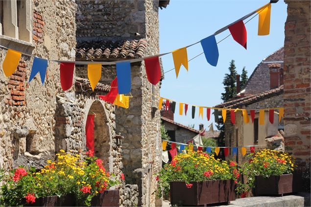 Ruelles pendant la fête médiévale Pérouges - Marilou Perino