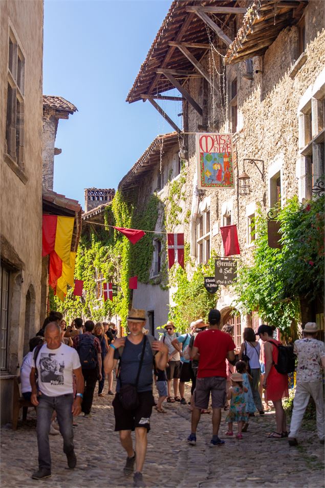 Ruelles pendant la Fête médiévale de Pérouges - Marilou Perino