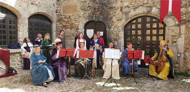 Concert à la Fête médiévale de Pérouges - Marilou Perino