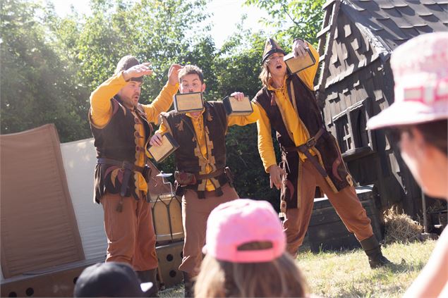 Spectacle à la Fête médiévale de Pérouges - Marilou Perino