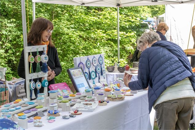 Photo d'une artisan sur son stand - Philophoto